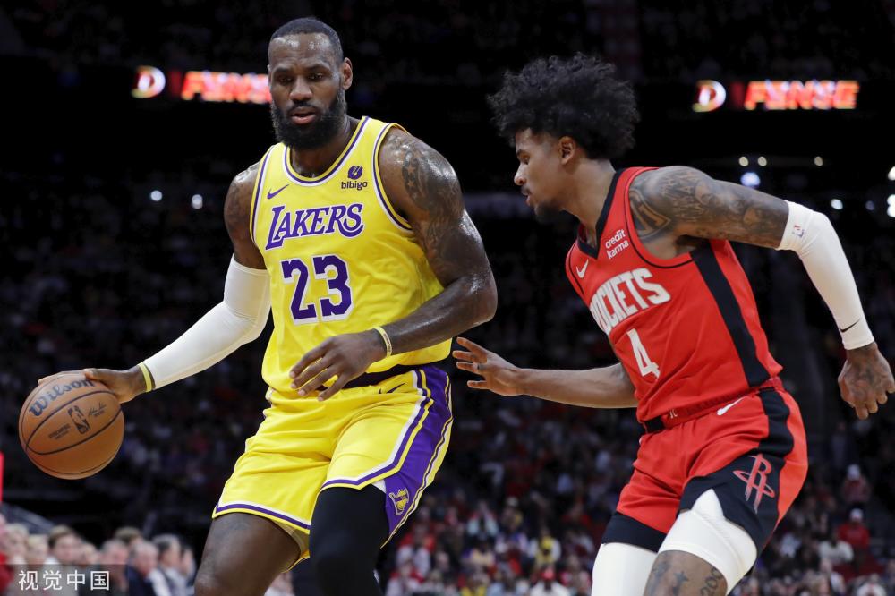 迫使他缺席 迫使他缺席